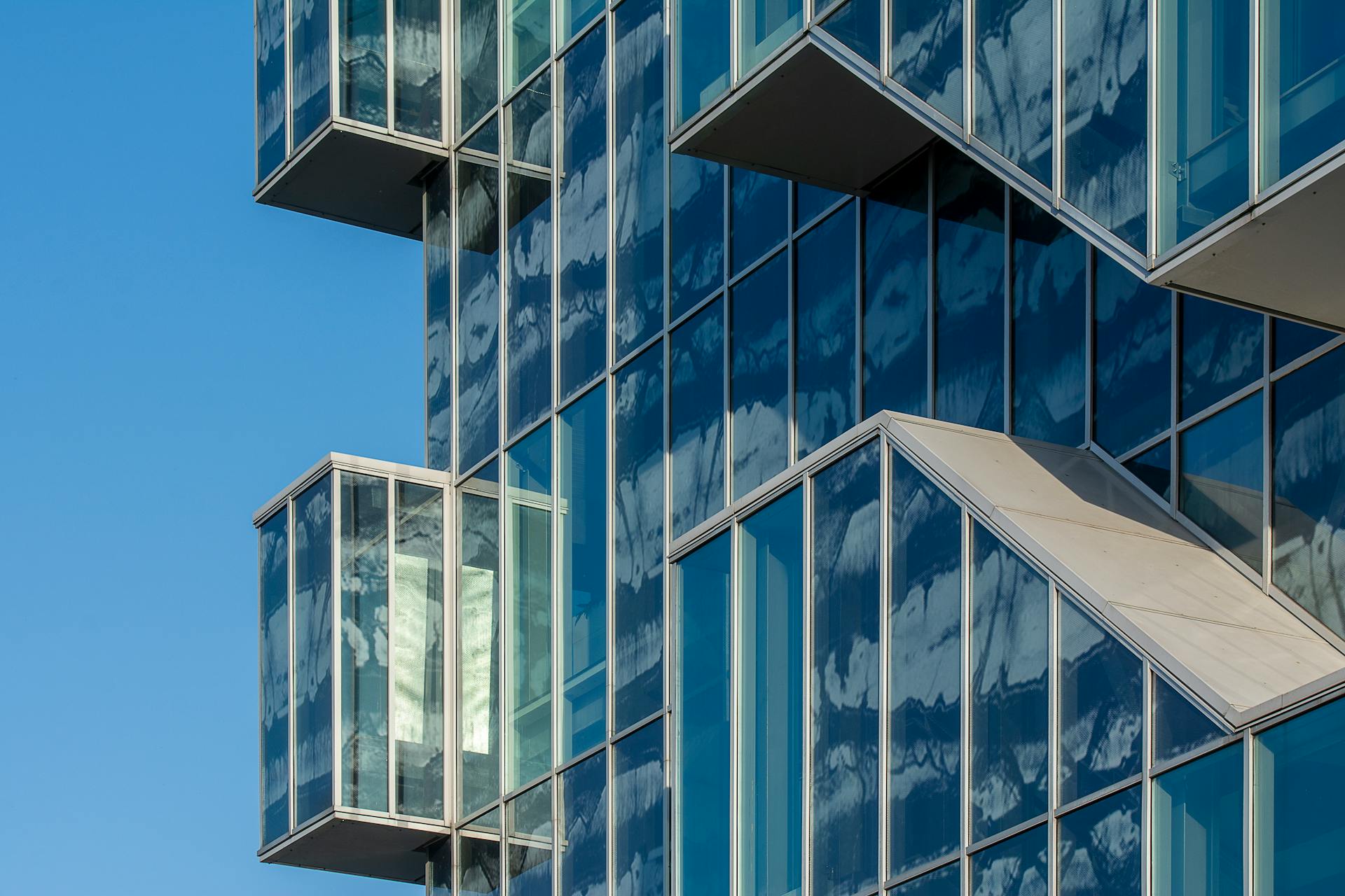 Facade vitree moderne, illustration de la coherence et de la structure d'un bilan patrimonial